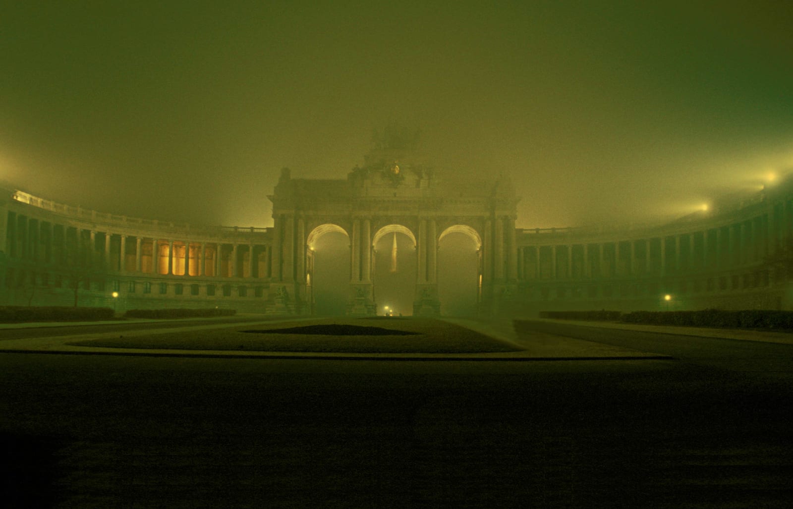 L’arc du Cinquantenaire et sa colonnade émergeant d’un brouillard vert