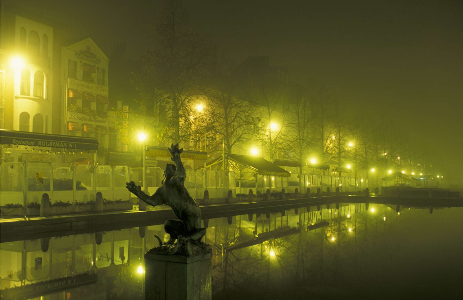 Le même bassin vu de l’autre rive, statues et lumières redoublées par l’eau